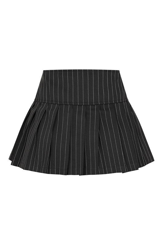 Spanning 40 Years: Outstanding Black Pleated Skirt Outfits